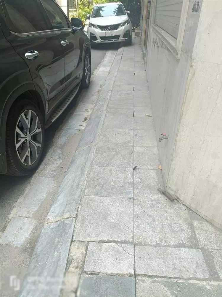 Ngay lập tức, hình ảnh này đã khiến dân mạng tranh cãi. Có thể thấy, chủ nhà đóng gần chục chiếc đinh trên lề theo chiều dài. Ảnh: Fanpage B.V