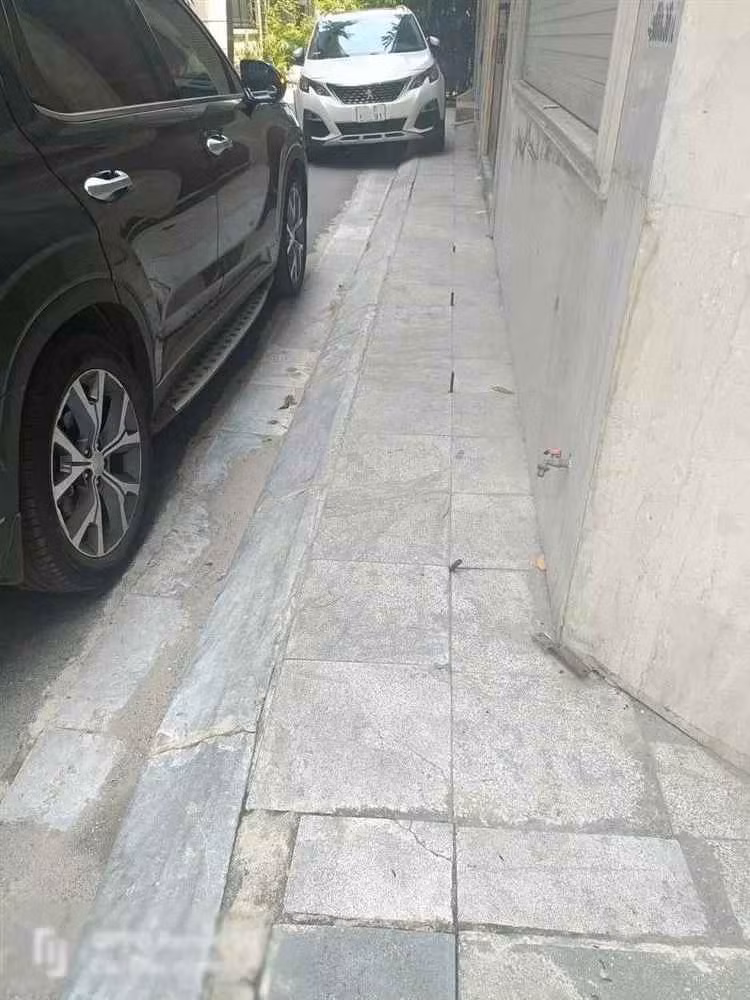 Ngay lập tức, hình ảnh này đã khiến dân mạng tranh cãi. Có thể thấy, chủ nhà đóng gần chục chiếc đinh trên lề theo chiều dài. Ảnh: Fanpage B.V