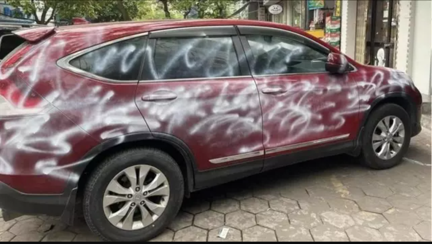 Câu chuyện về các tài xế đỗ xe sai quy định và nhận cái kết từ chủ nhà không còn mới. Nhưng mỗi lần xuất hiện, nó đều được netizen bàn tán xôn xao.