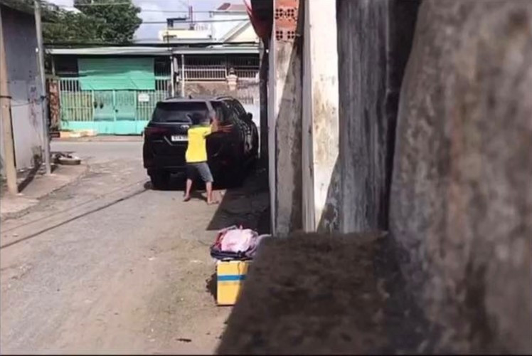 Không chỉ thế, việc này có thể gây nguy hiểm cho trẻ con, người già, nhất là vào lúc trời tối. Những chiếc đinh này cực kì nhọn, nếu thật sự vấp ngã thì hậu quả khó lường. Ảnh minh họa.