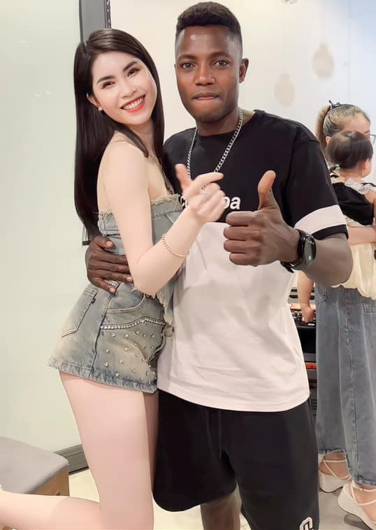 Trên trang cá nhân, Thanh Trà cũng chia sẻ hình ảnh bên Quang Linh và Lindo, kèm dòng chú thích hài hước: “Ai ghen tỵ sẽ bảo là ghép. Có khi em sang châu Phi lấy chồng thật”. Trong ảnh, cô khoác tay hai YouTuber một cách thân mật.