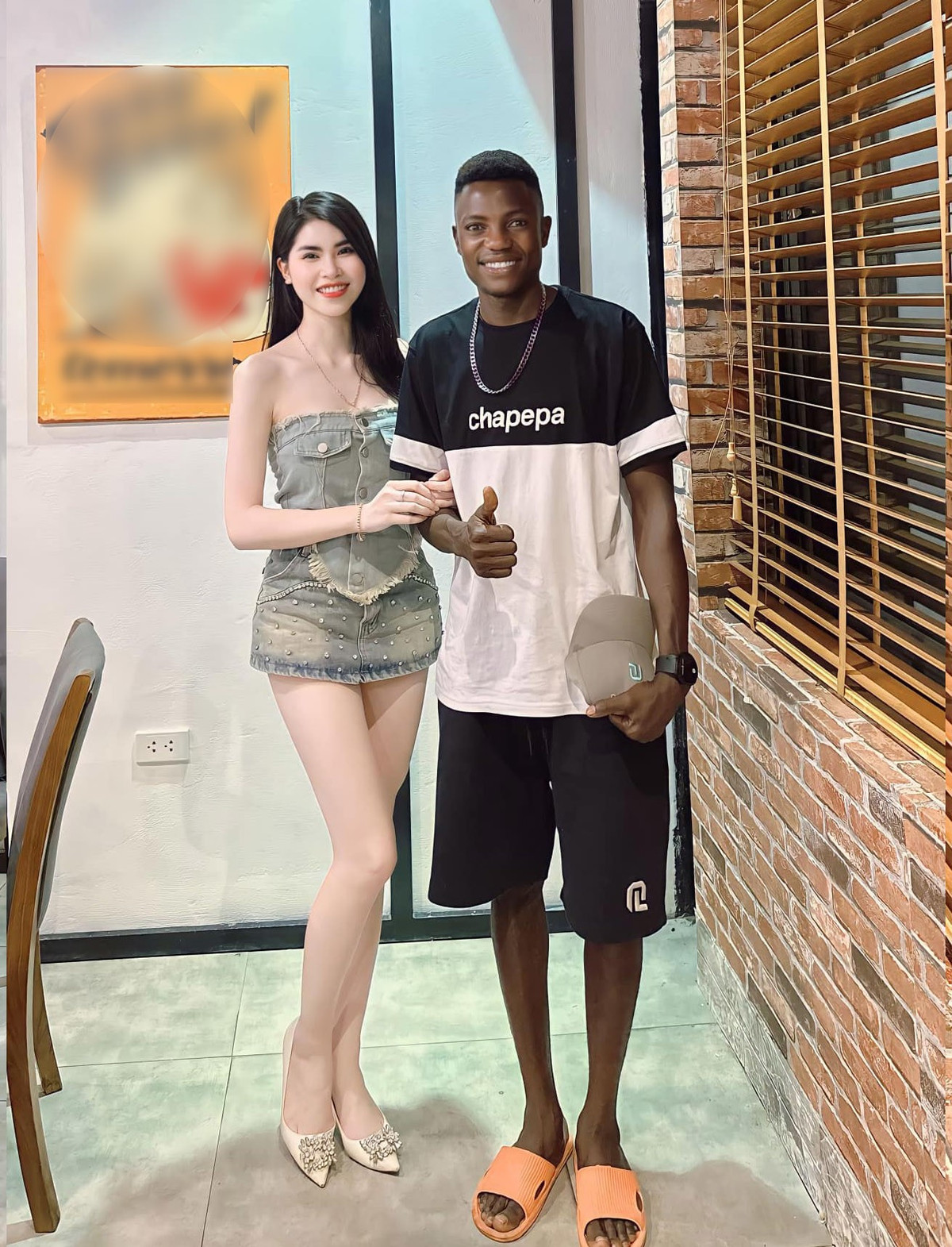 Có thể thấy, cô gái sở hữu nhan sắc xinh đẹp, làn da trắng nõn nà, khoe dáng qua chiếc áo cúp ngực và váy ngắn.