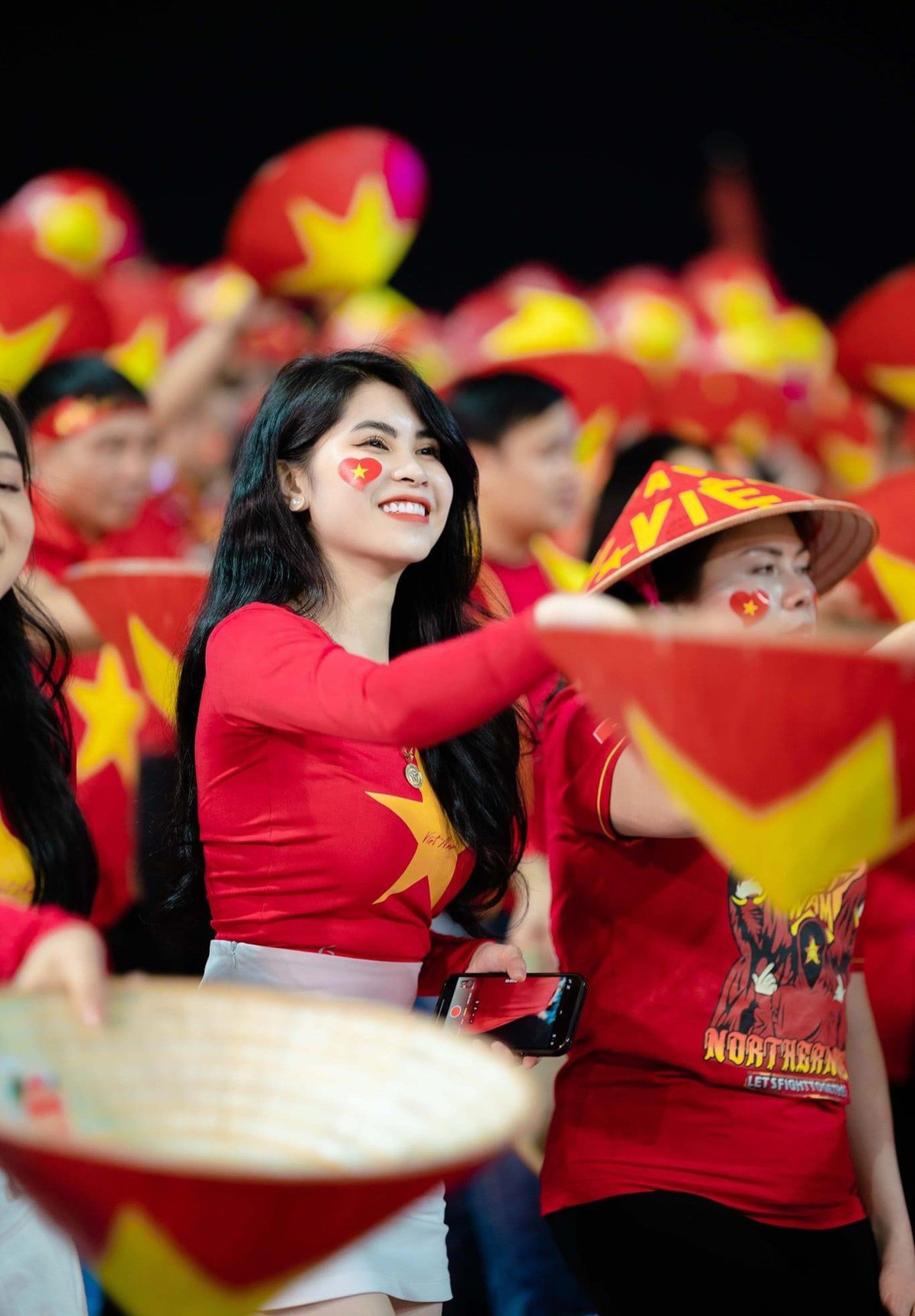 Hình ảnh hot girl quê Thái Bình cười tươi, cầm biển trên sân Mỹ Đình trong trận Việt Nam gặp Indonesia vào tháng 1/2023 từng làm “dậy sóng” mạng xã hội.