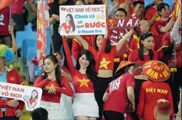 Bên cạnh đó, Thanh Trà còn gắn liền với biệt danh “Cô gái cầm biển tuyển chồng ở sân vận động”.