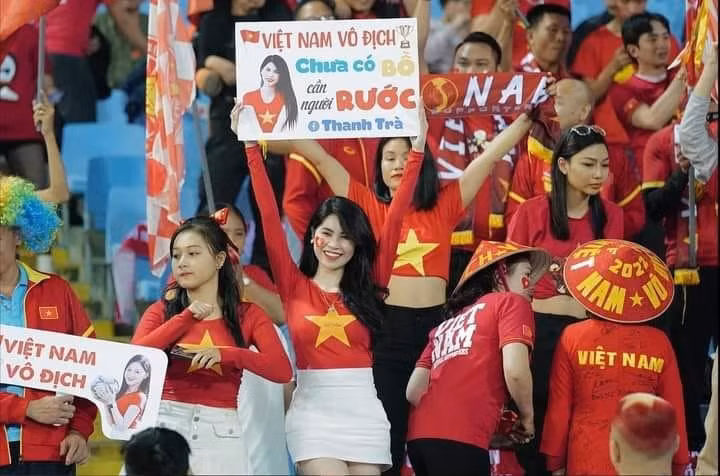 Bên cạnh đó, Thanh Trà còn gắn liền với biệt danh “Cô gái cầm biển tuyển chồng ở sân vận động”.