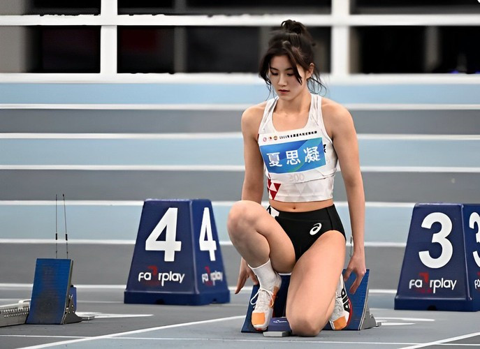 Xia Sining được truyền thông mệnh danh là "IU điền kinh Trung Quốc", "Nữ thần điền kinh", "Nữ thần số 1 trong giới thể thao Trung Quốc".