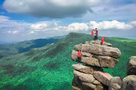 Ngay sau khi những hình ảnh về mỏm đá sống ảo tại Quảng Ninh bị vẽ bậy, đa phần dân mạng bày tỏ sự búc xúc lớn với nhóm đạp xe nói trên.