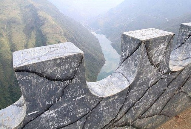 Loạt địa điểm như Fansipan, đèo Ô Quy Hồ... là những địa điểm từng bị các thành phần thiếu ý thức vẽ bậy.