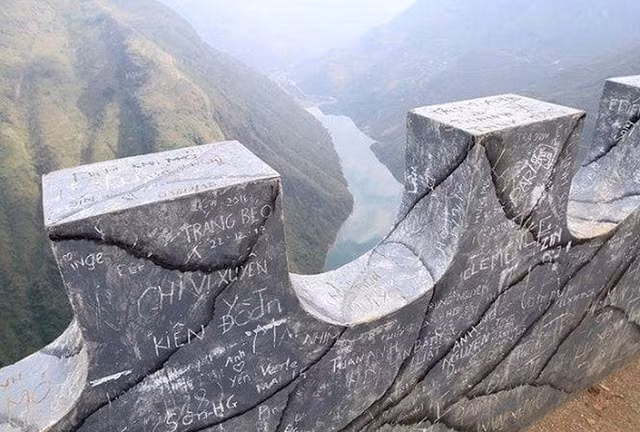 Loạt địa điểm như Fansipan, đèo Ô Quy Hồ... là những địa điểm từng bị các thành phần thiếu ý thức vẽ bậy.