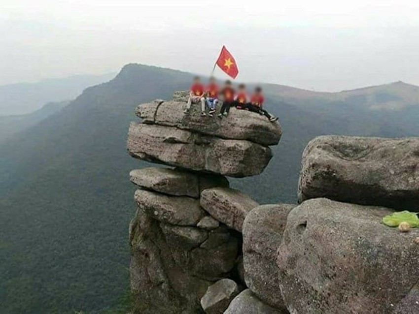 Cụ thể, nickname Dũng Phương chia sẻ: "Không thể chấp nhận được khi một hội nhóm phá hoại cảnh quan thiên nhiên. Yêu cầu nhóm xóa sạch, trả lại vẻ đẹp ban đầu của núi Đá Chồng".