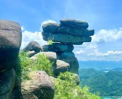 Hành động thiếu ý thức này của nhóm bị cộng đồng mạng lên án dữ dội vì làm xấu hình ảnh du lịch Quảng Ninh.