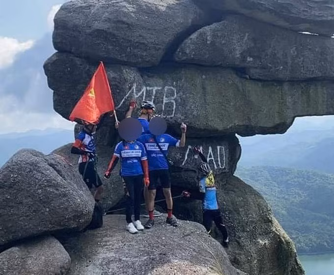 Mới đây, mạng xã hội chia sẻ hình ảnh núi Đá Chồng ở Quảng Ninh bị một nhóm đạp xe phun sơn, viết bậy.