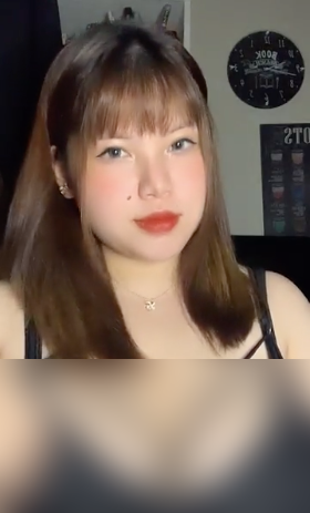 "Hot girl ngực khủng" Thu Trang tận dụng lợi thế của mình nên thường xuyên livestream nhưng với mục đích duy nhất chỉ là để "câu like" bằng việc quay zoom cận ngực, cố tình 'show' vòng 1 bất chấp.