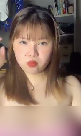 Thậm chí, Thu Trang còn ăn mặc khá mát mẻ, táo bạo, khi thì áo quây bó sát, khi lại là áo lót ren phản cảm…