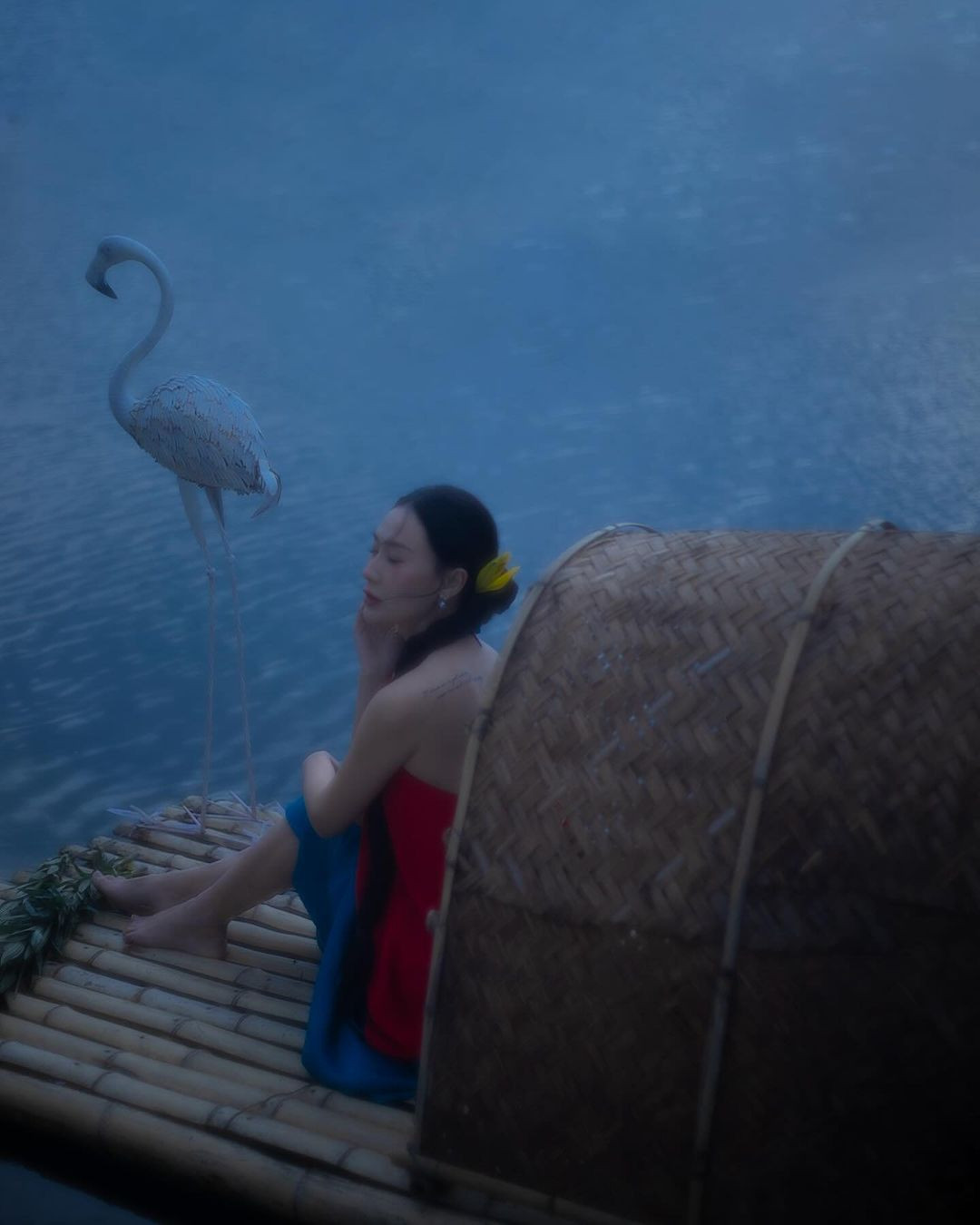 Với chiếc áo yếm, Sâu Xinh khoe làn da trắng mịn màng và đặc biệt vùng lưng trần không tì vết.