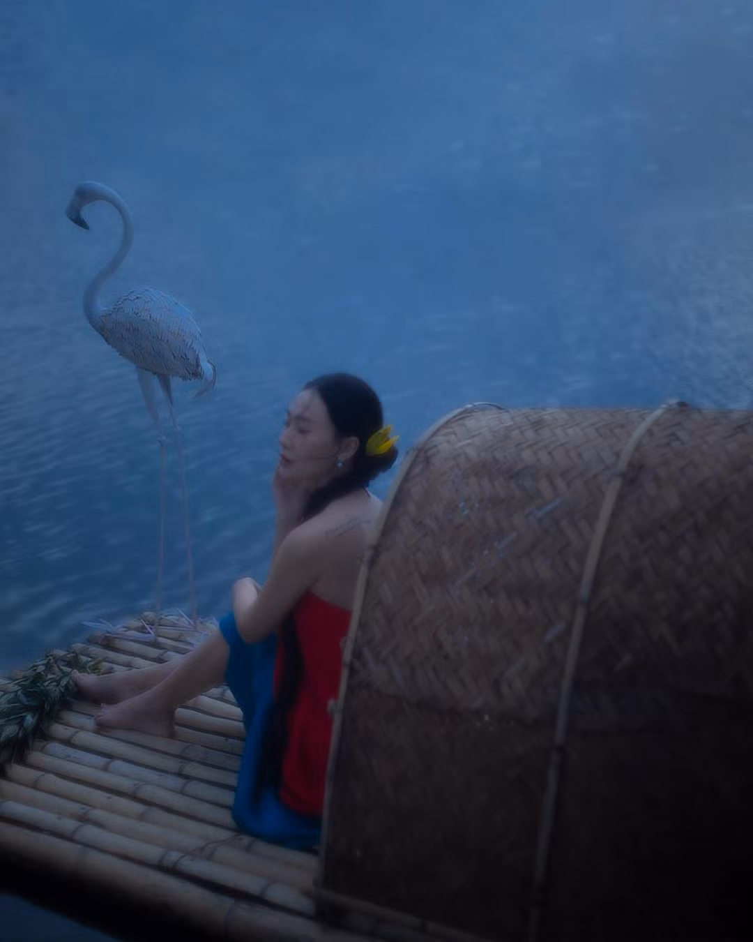 Với chiếc áo yếm, Sâu Xinh khoe làn da trắng mịn màng và đặc biệt vùng lưng trần không tì vết.