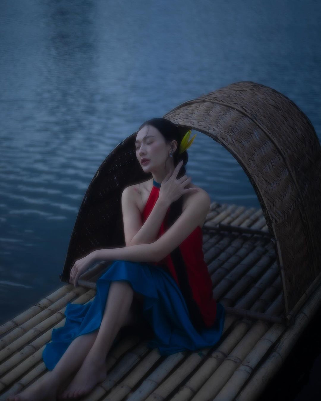 Trong bộ ảnh chơi Tết của mình, bạn gái Văn Thanh chọn chiếc áo yếm màu đỏ nổi bật và chiếc váy xuông màu xanh trong bối cảnh chiếc thuyền đơn giản.