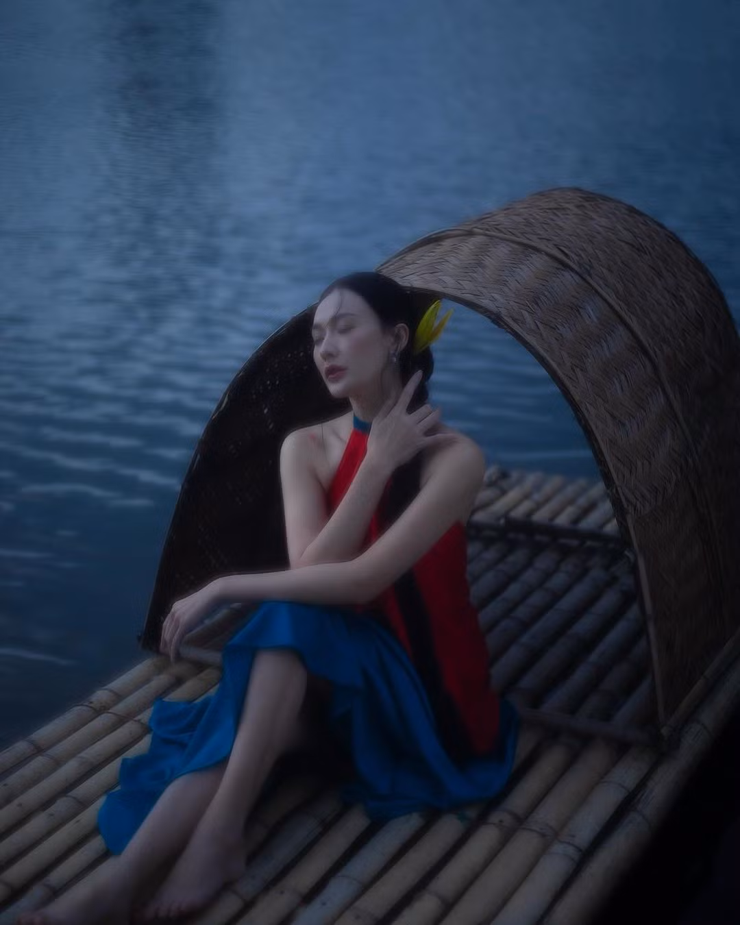 Trong bộ ảnh chơi Tết của mình, bạn gái Văn Thanh chọn chiếc áo yếm màu đỏ nổi bật và chiếc váy xuông màu xanh trong bối cảnh chiếc thuyền đơn giản.