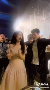 Trong đám cưới Đoàn Văn Hậu, Hoà Minzy và Văn Toàn đã có màn nhảy vô cùng xung.