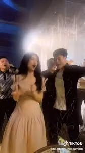 Trong đám cưới Đoàn Văn Hậu, Hoà Minzy và Văn Toàn đã có màn nhảy vô cùng xung.