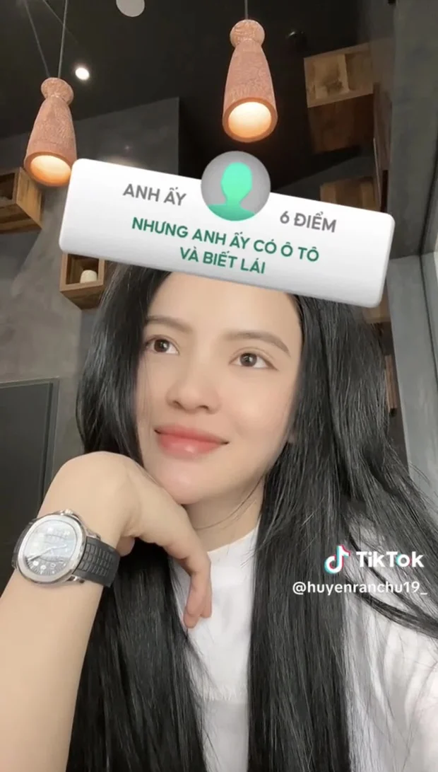 Chu Thanh Huyền - bạn gái Quang Hải thường xuyên đăng tải những đoạn clip úp mở, giấu mặt bạn trai mà ai cũng biết là ai. Nam cầu thủ nổi tiếng và bạn gái đã hẹn hò lâu năm nhưng vẫn chưa một lần công khai chính thức.