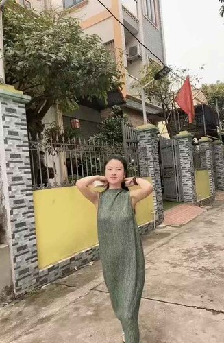 Dân mạng cho rằng bạn gái Quang Hải muốn được công khai bồ lắm rồi nhưng không được nên cứ phải thường xuyên nghiêng đầu, chỉnh góc máy để netizen vừa có thể thấy hình bóng nam cầu thủ bên cạnh mà vừa lại không quay chính mặt.