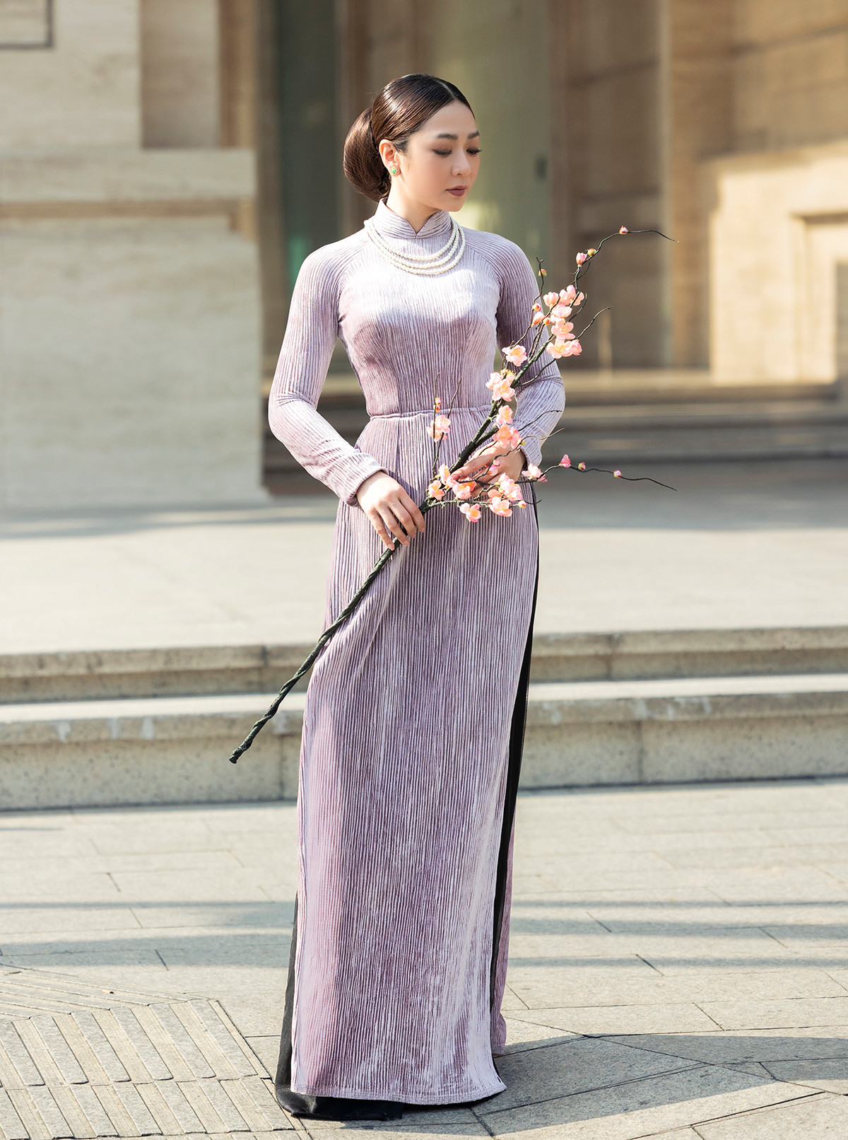 Vợ cũ "vua cá koi" diện áo dài dạo phố Sài Gòn Vo cu