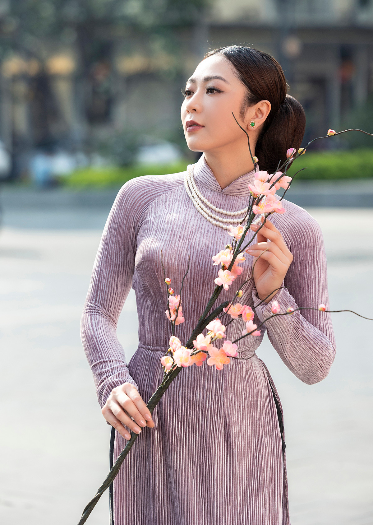 Mới đây trên trang cá nhân, nữ ca sĩ khoe vóc dáng thon thả, vẻ đẹp dịu dàng, khả ái khi tạo dáng, chụp ảnh trên đường phố Sài Gòn.