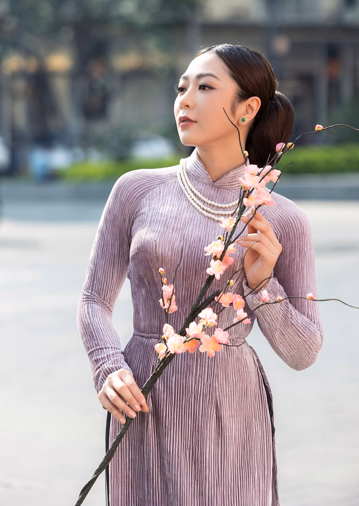 Mới đây trên trang cá nhân, nữ ca sĩ khoe vóc dáng thon thả, vẻ đẹp dịu dàng, khả ái khi tạo dáng, chụp ảnh trên đường phố Sài Gòn.