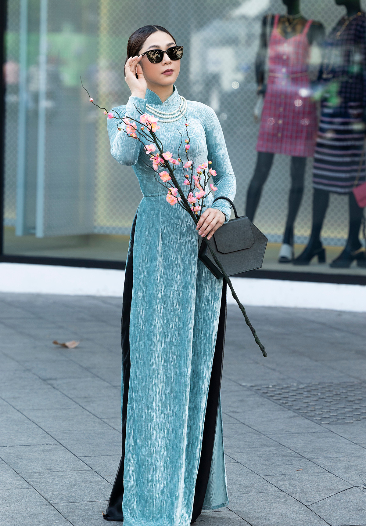 Tà áo dài kiểu truyền thống bằng chất liệu nhung, cách điệu phần eo tôn hình thể 'thắt đáy lưng ong' của Hà Thanh Xuân.