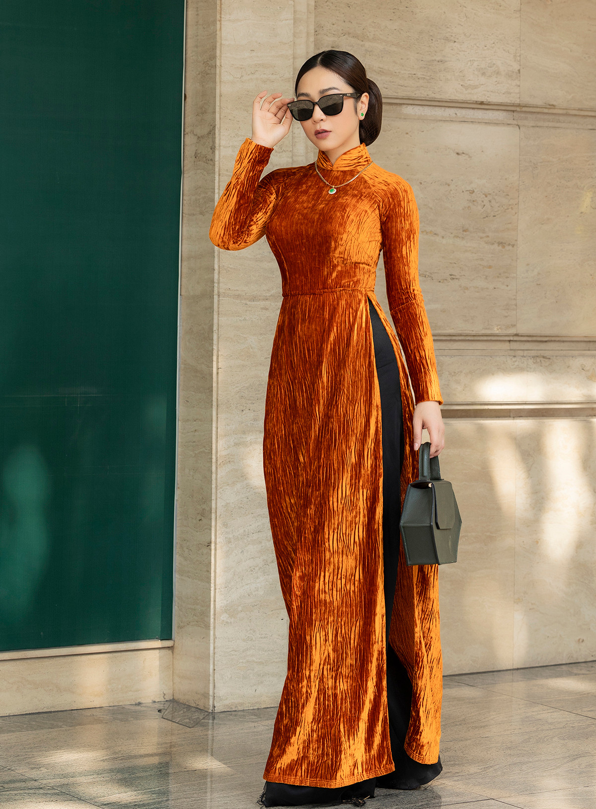 Hà Thanh Xuân nói cô thích mặc áo dài vào những dịp lễ, Tết và luôn chú trọng giữ gìn truyền thống văn hóa Việt Nam, dù ở Mỹ.