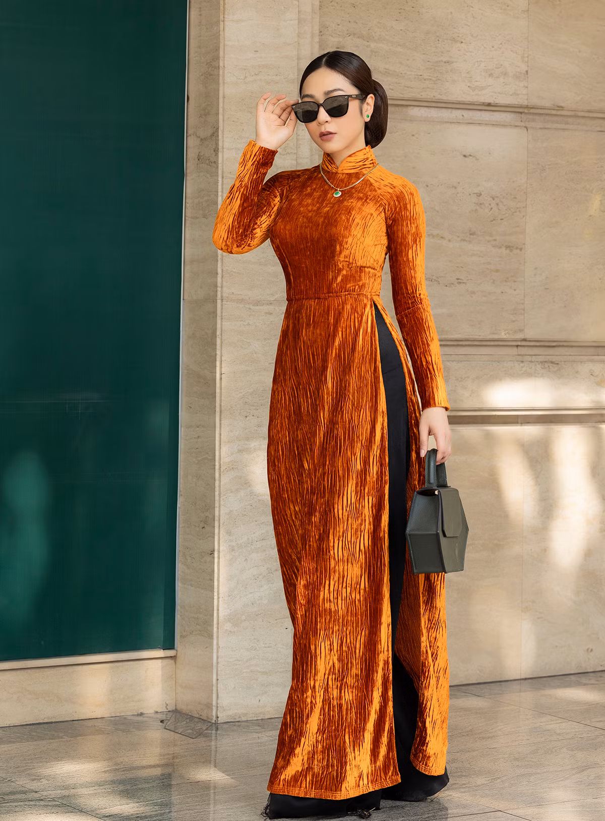 Hà Thanh Xuân nói cô thích mặc áo dài vào những dịp lễ, Tết và luôn chú trọng giữ gìn truyền thống văn hóa Việt Nam, dù ở Mỹ.