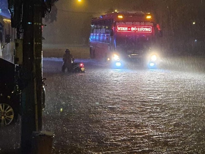 Thị trấn Dùng, huyện Thanh Chương ngập sâu trong đêm 29/10