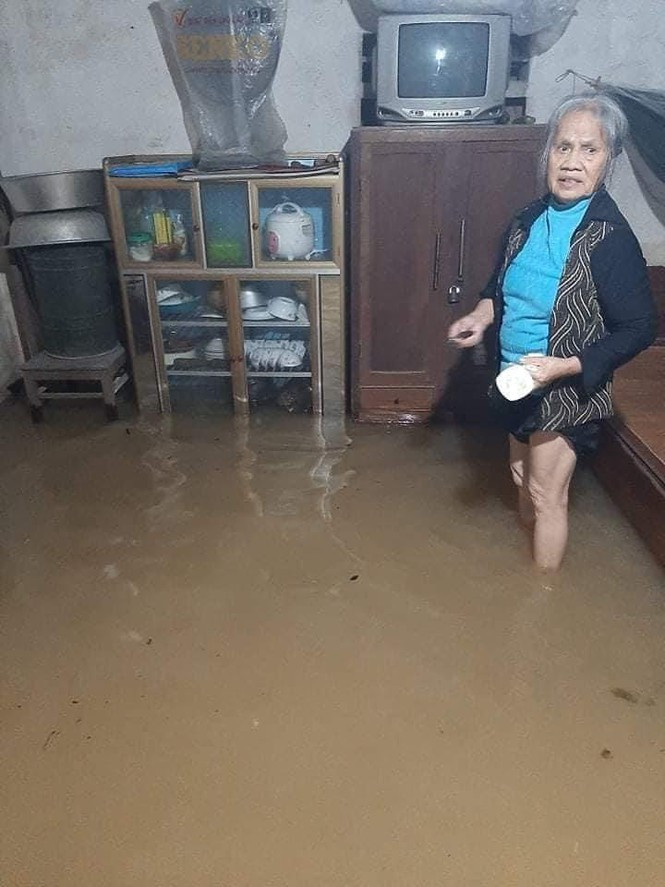 Nước dâng cao, tràn vào nhà khiến người dân không kịp trở tay.