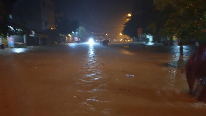  Mưa lớn kèm theo thủy điện, hồ chứa nước thủy lợi trên địa bàn xả lũ, nhiều địa phương tại Nghệ An ngập sâu.Trong đêm, người dân phải thu dọn tài sản để chạy lụt.