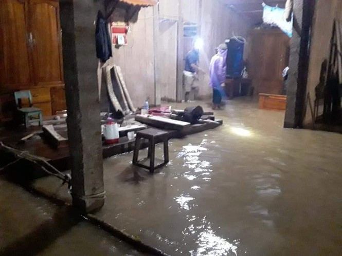 Nhiều nơi có nguy cơ sạt lở như Châu Khê, Cam Lâm, Lạng Khê,… Tại Thị trấn Con Cuông, 16 hộ gia đình tại xóm Cầu khối 4 bị cô lập hoàn toàn.