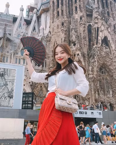 Năm 2020, Lee Ha Neul từng vướng phải một số tranh cãi về việc bắt nạt học đường, nơi làm việc và chịu làn sóng chỉ trích trên mạng xã hội.