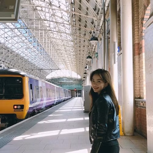 Lee Ha Neul sinh năm 1991, là một trong những người mẫu nội y nổi bật tại Hàn Quốc, sở hữu gần 1 triệu người theo dõi trên Instagram và hàng trăm nghìn lượt đăng ký trên YouTube.