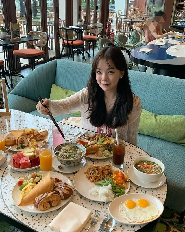 Dù từng đến Việt Nam hơn 10 lần, Ha Neul cho biết cô chưa có nhiều dịp ghé thăm Phú Quốc. Trong lần thứ hai khám phá "đảo ngọc", người mẫu tỏ ra đặc biệt ấn tượng với ẩm thực cũng như chi phí du lịch tại đây.