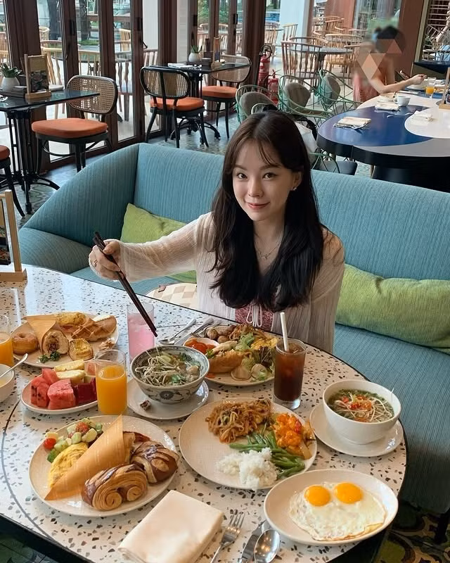 Dù từng đến Việt Nam hơn 10 lần, Ha Neul cho biết cô chưa có nhiều dịp ghé thăm Phú Quốc. Trong lần thứ hai khám phá "đảo ngọc", người mẫu tỏ ra đặc biệt ấn tượng với ẩm thực cũng như chi phí du lịch tại đây.