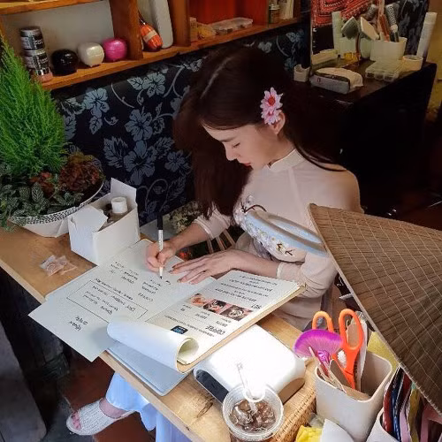 Lee Ha Neul cũng cho biết việc di chuyển bằng taxi tại đảo rất tiết kiệm và thuận tiện.