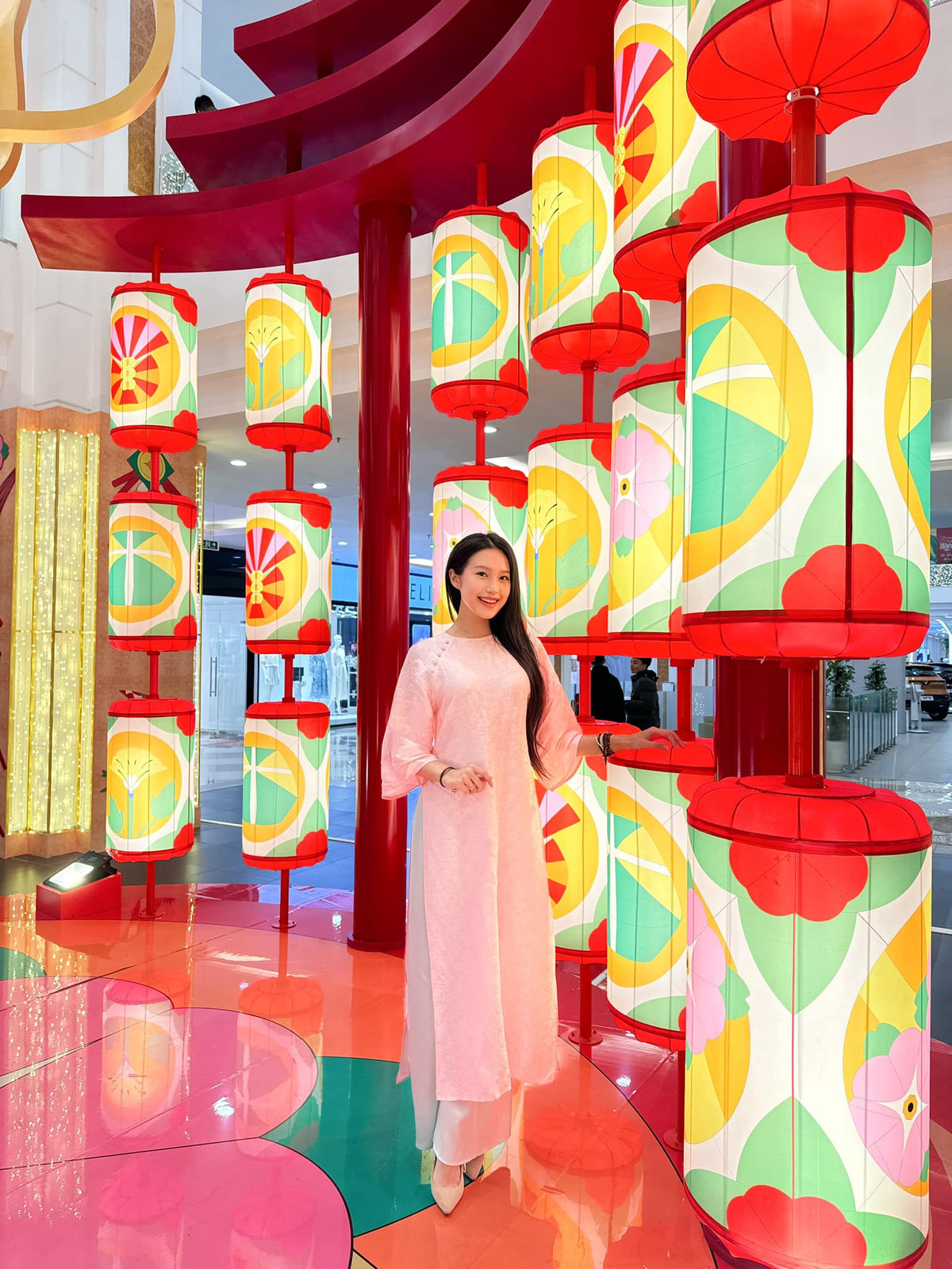 Dưới bài đăng của Hải My, người qua đường còn khẳng định đã bắt gặp Văn Hậu và Hải My cùng nhau mang cành đào tết cỡ đại lên chung cư nom khá vất vả, nhưng "bên ngoài vợ chồng đẹp đôi thật".