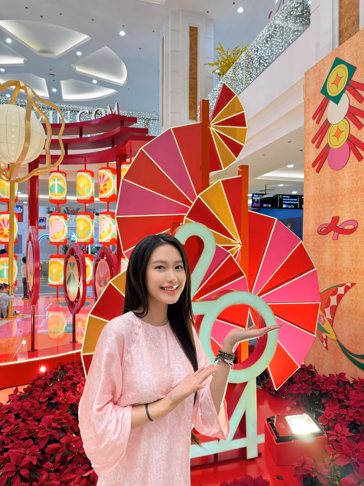 Ngoài ra, ấn tượng không kém là tủ rượu vang phía sau lưng Hải My với đầy ắp những chai lớn nhỏ đến từ nhiều thương hiệu khác nhau. Văn Hậu chắc chắn đã chi không ít tiền cho thú vui xa xỉ này.