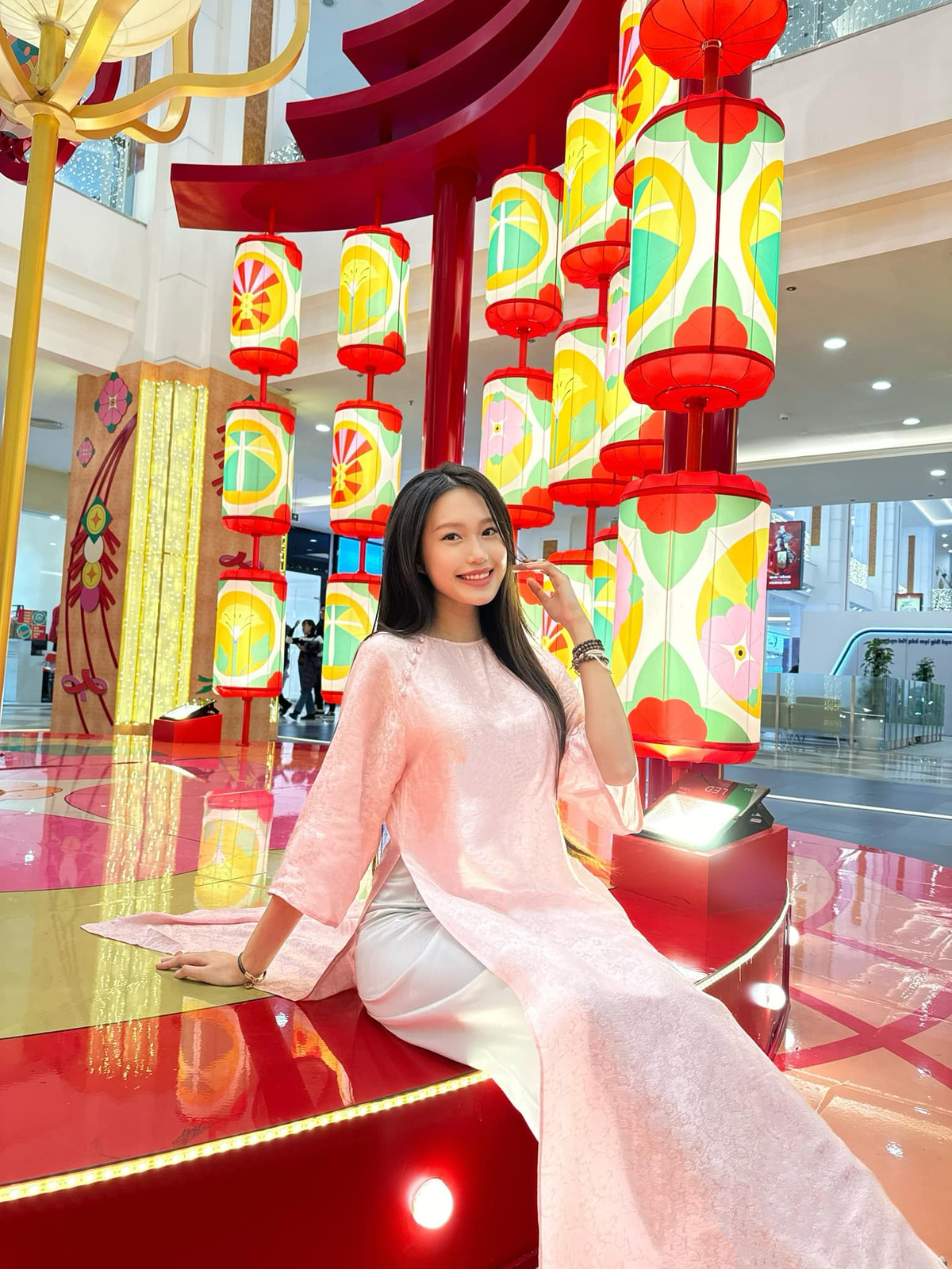 Trong video mà bà xã Đoàn Văn Hậu chia sẻ mới đây, không gian căn nhà tân hôn của đôi vợ chồng son đã tràn ngập không khí tết. Doãn Hải My mang sắc xuân về căn hộ cao cấp bằng những cành hoa đào tươi thắm, bình tuyết mai tao nhã hay giỏ hoa nụ tầm xuân với ý nghĩa mang tài lộc, may mắn đến cho gia đình dịp năm mới.