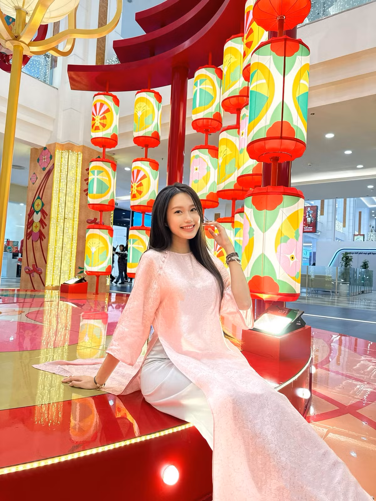 Trong video mà bà xã Đoàn Văn Hậu chia sẻ mới đây, không gian căn nhà tân hôn của đôi vợ chồng son đã tràn ngập không khí tết. Doãn Hải My mang sắc xuân về căn hộ cao cấp bằng những cành hoa đào tươi thắm, bình tuyết mai tao nhã hay giỏ hoa nụ tầm xuân với ý nghĩa mang tài lộc, may mắn đến cho gia đình dịp năm mới.