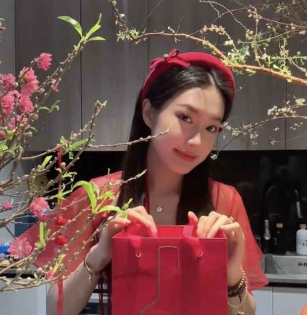 Hải My tiết lộ bản thân cũng cảm thấy "run quá" và luôn bận rộn chăm sóc nhà cửa, chọn quà tết cho gia đình làm sao cho thật chỉn chu, đặc biệt.