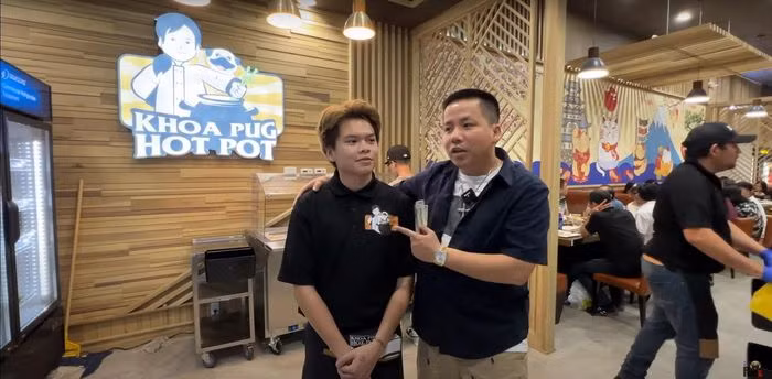 Mới đây, trên kênh Youtube cá nhân, Youtuber Khoa Pug đã chia sẻ màn phát lương một ngày cho nhân viên phục vụ tại quán lẩu của mình.