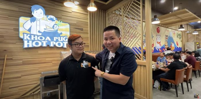 Theo tiết lộ của Khoa Pug, nếu như nhiều người nghĩ rằng tiền lương của nhân viên nhặt rau hay rửa chén sẽ cao ngất ngưởng thì sự thật là nhân viên phục vụ tại quán sẽ có mức lương cao nhất.