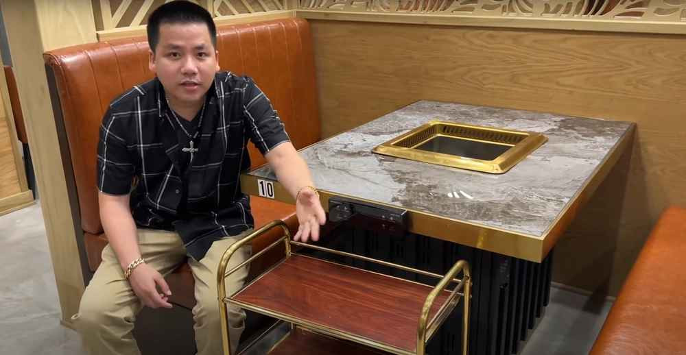 Như vậy, chỉ trong một ngày chủ nhật, vị trí nhân viên phục vụ tại nhà hàng Khoa Pug có thể nhận được số tiền khoảng 1.000 USD (24 triệu đồng).