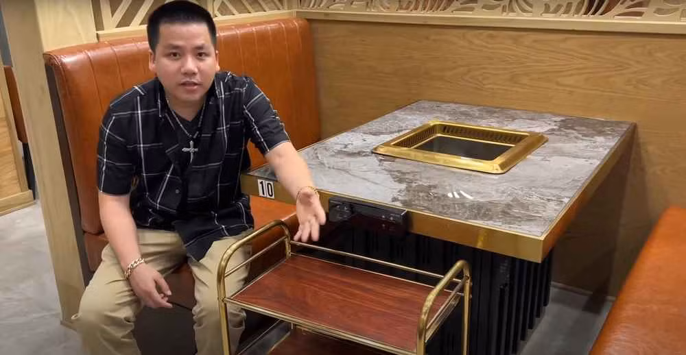 Như vậy, chỉ trong một ngày chủ nhật, vị trí nhân viên phục vụ tại nhà hàng Khoa Pug có thể nhận được số tiền khoảng 1.000 USD (24 triệu đồng).